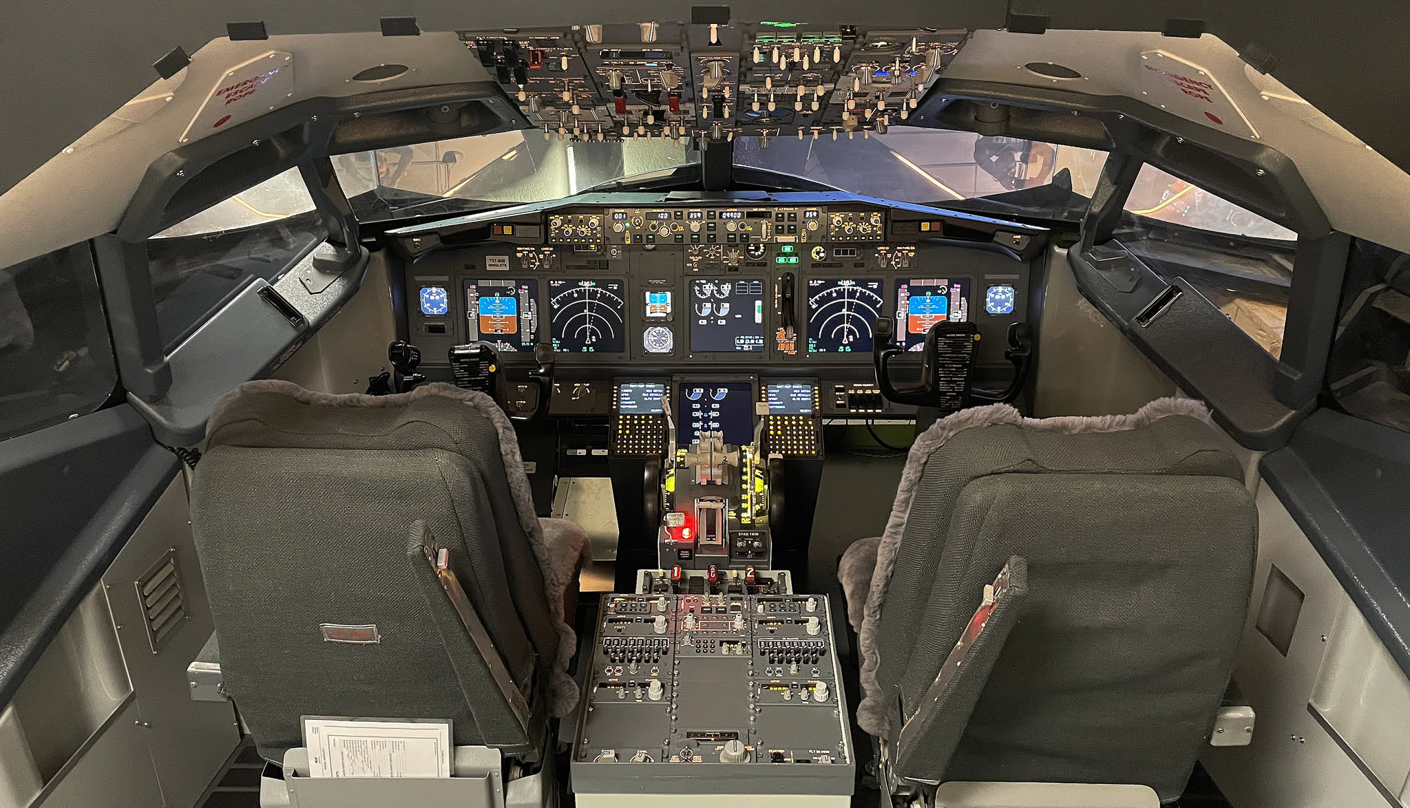 boeing 737 cockpit layout